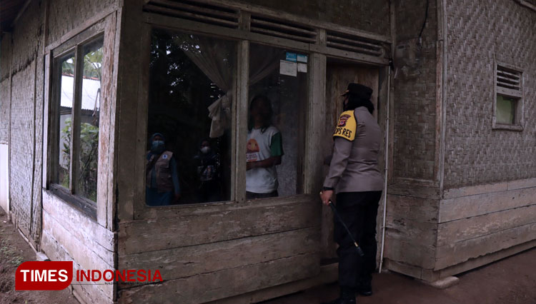 Kapolres Banjar saat berkunjung ke rumah keluarga Sugeng dan Kamyati yang rumahnya membutuhkan bantuan Rutilahu (FOTO: Susi/TIMES Indonesia)