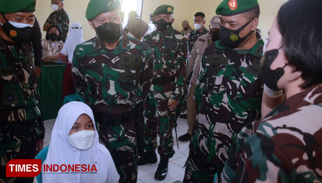 Pangdam V Brawijaya Tinjau Vaksinasi Covid-19 untuk Anak 6-11 Tahun di Malang