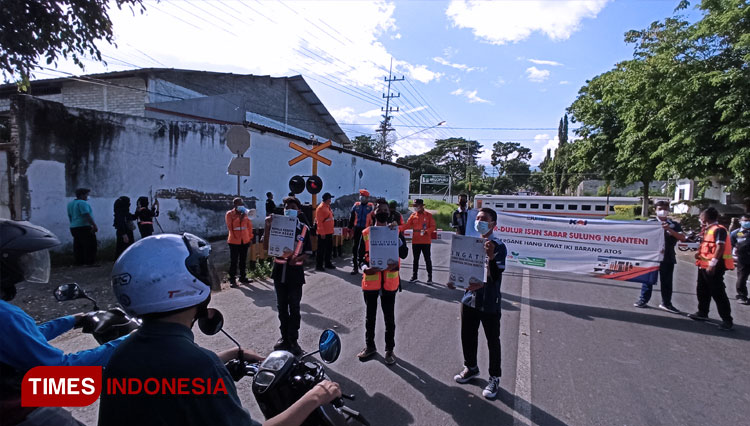 PT KAI Daop 9 Jember sosialisasi kepada pengendara di perlintasan Argopuro Banyuwangi. (FOTO: Agung Sedana/ TIMES Indonesia)