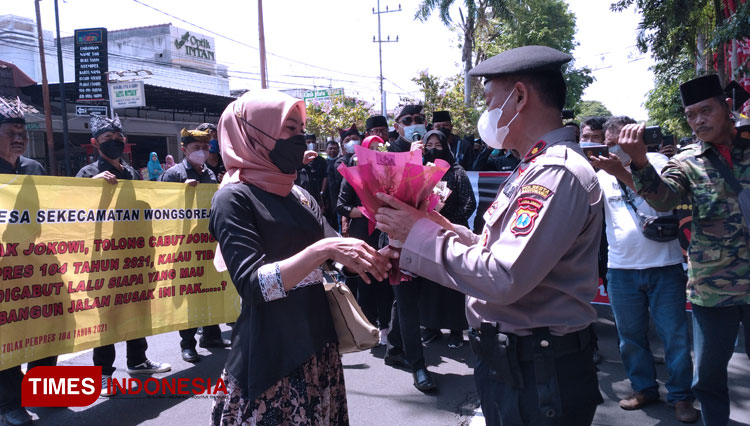 Aksi tolak Perpres Nomor 104 Tahun 2021 Kades Askab di depan Kantor Bupati Banyuwangi. (Foto: Hafid Nurhabibi/TIMES Indonesia)