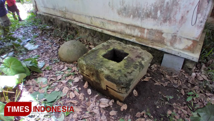 Tim Ekskavasi Candi Songgoriti menemukan Yoni dan Bola Batu tidak jauh dari Candi Songgoriti. Diperkirakan terkait dengan keberadaan Candi Songgoriti yang merupakan Candi Petirtaan. (Muhammad Dhani Rahman/TIMES Indonesia)