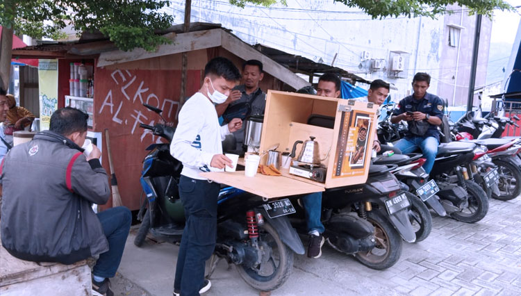 Barista Coffee Beans saat melayani pelanggan di Kota Palu, Sulawesi Tengah. (Foto : Dokumentasi Coffee Beans for TIMES Indonesia)