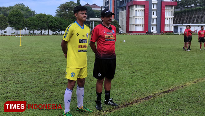 Genta Alparedo saat diperkenalkan Arema FC di sesi latihan (Foto: Ovan Setiawan/TIMES Indonesia)