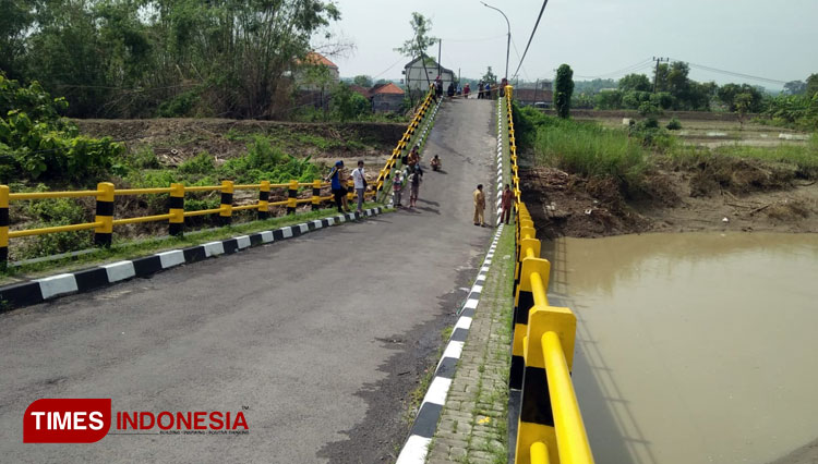 Jembatan Kecangan Gresik di Kecamatan Benjeng yang terputus (Foto: Akmal/TIMES Indonesia)