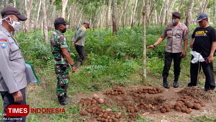 Polisi dan TNI nampak menjaga lokasi ditemukannya benda yang diduga granat tersebut. (Foto: Rizki Alfian/ TIMESIndonesia)