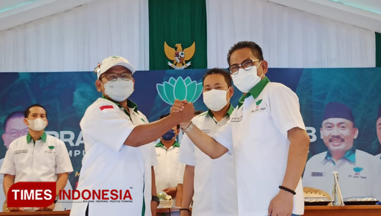 Ketua DPC HKTI Banyuwangi, Sugirah bersama Ketua Panitia Muscab sekaligus Wakil Ketua I DPD HKTI Jatim, Syaiful Ashari (Foto : Rizki Alfian/ TIMESIndonesia)