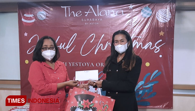 (Kiri) Wiwik Founder Yestoya dan Ika Florentina selaku General Manager The Alana Hotel Surabaya secara simbolis memberikan goodie bag untuk Panti Asuhan Yestoya. (foto: Shinta Miranda/TIMES Indonesia)