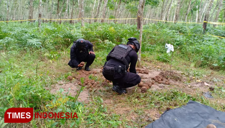 Tim Gegana Polda Jatim saat meledakkan benda yang diduga granat (Foto : Rizki Alfian/ TIMESIndonesia)