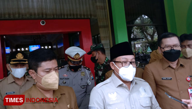 Wali Kota Malang, Sutiaji saat ditemui awak media usai meninjau pelaksanaan vaksinasi anak 6-11 tahun, Senin (20/12/2021). (Foto: Rizky Kurniawan Pratama/TIMES Indonesia)
