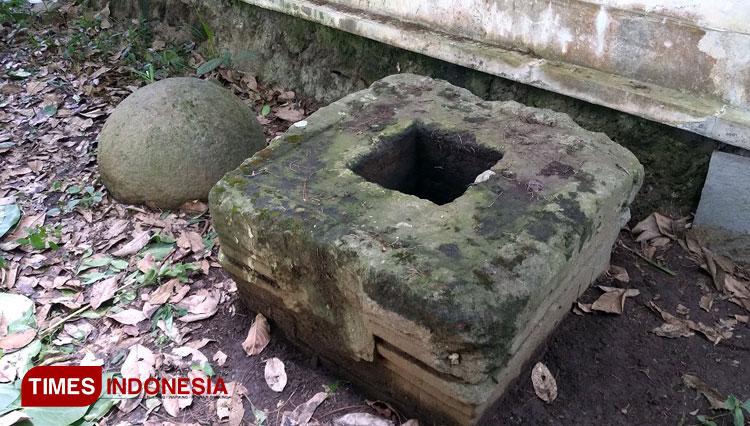 Temuan Yoni dan Dua Bola Batu baru dilakukan survei awal dan melakukan bola batu yang ditemukan tidak jauh dari Candi Songgoriti. (Foto: Muhammad Dhani Rahman/TIMES Indonesia)