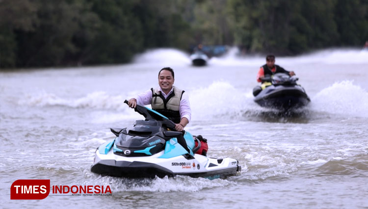 The Mayor of Surabaya, Eri Cahyadi and his colleagues had a spin of jet ski ride near the Romokalisari shore. (PHOTO: Municipal government PR of Surabaya/ TIMES Indonesia)