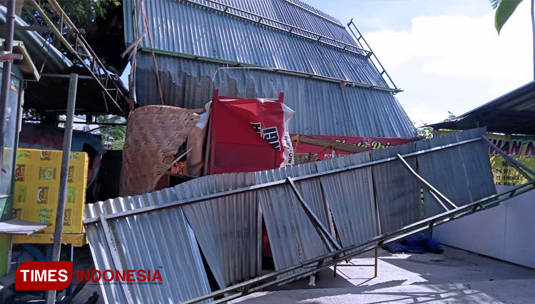 Lapak pedagang kaki lima di Banyuwangi yang rusak diterjang angin kencang (Foto: Rizki Alfian/TIMES Indonesia)