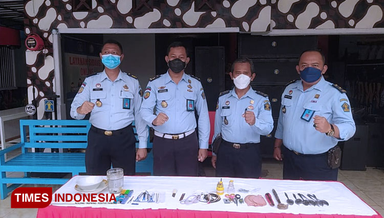 Lapas-Kelas-IIB-Ngawi-menggeledah-kamar-hunian-warga-binaan-2.jpg