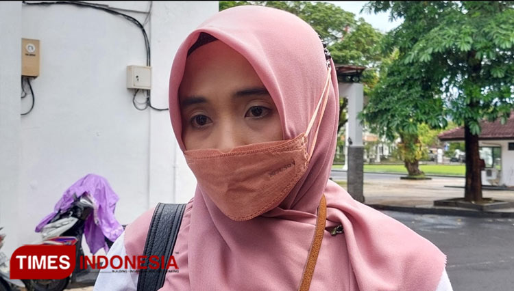 Kepala Bidang Perdagangan Disperindag Pacitan, Luthfi Azza Azizah saat menerangkan soal pembatalan larangan penjualan minyak curah (Foto: Rojihan/TIMES Indonesia)
