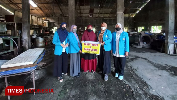 Mahasiswa Unipma Madiun saat magang di Perusahaan Tahu Eka Sari Caruban. (Foto: Tim Magang for Times Indonesia)