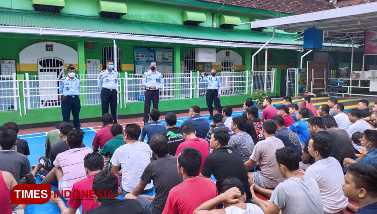 Jelang Nataru, petugas Lapas Kelas IIB Ngawi menggeledah kamar hunian warga binaan. (FOTO: Ervans for TIMES Indonesia)