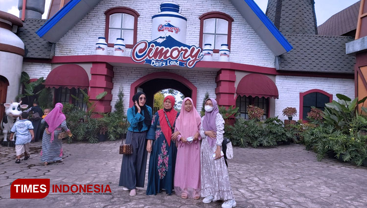 The visitors took some moment in front of Dairy Land gate, Cimory Pasuruan. (Photo: Khodijah Siti/TIMES Indonesia)