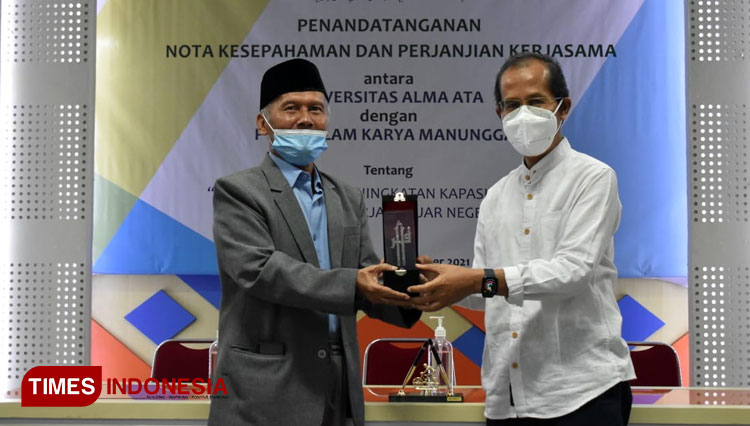 Rektor UAA Yogyakarta, Prof dr Hamam Hadi (kanan) bersama perwakilan P3MI PT Assalam Karya Manunggal  menyepakati kerjasama penandatanganan MoU. (Foto: Alma Ata for TIMES Indonesia)