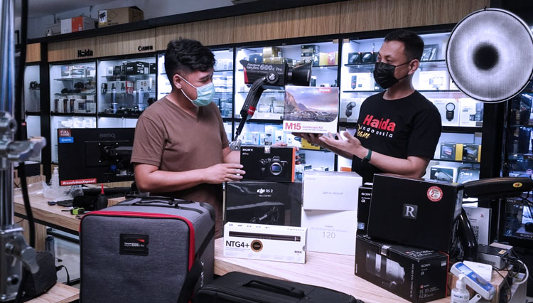 Pecinta fotografi saat melihat produk kamera di Sentra Digital. (foto: sentra digital)