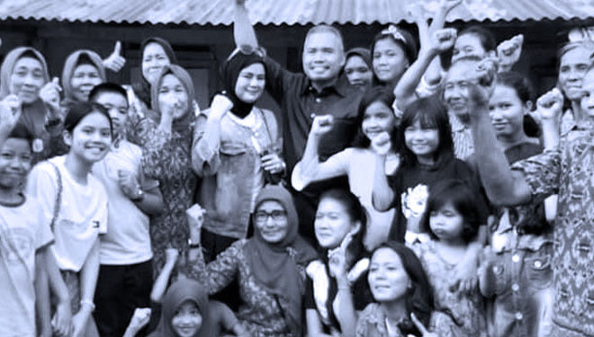 Wakil Ketua Badan Kerja Sama Antar-Parlemen (BKSAP) DPR RI Achmad Hafisz Tohir foto bersama ibu dan keluar besar. (Foto: dok Pribadi)