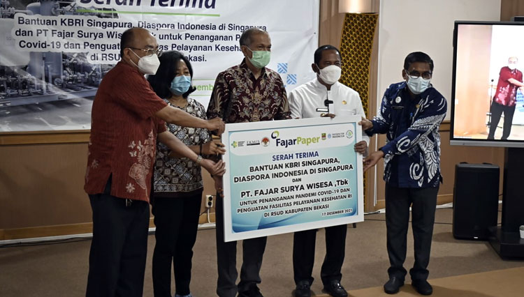 PT Fajar Surya Wisesa Tbk (Fajar Paper) produsen kertas kemasan menyerahkan donasi berupa 12 unit Oxygen Generator dan Kompresor.(FOTO: Humas Fajar Paper)