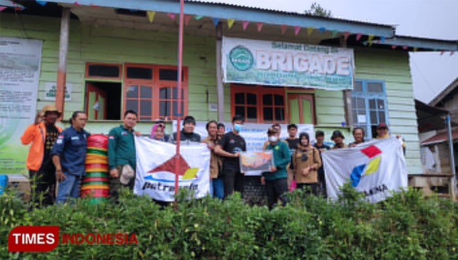 Tim Pertamina bersama personel Brigade dan KPH X Dempo berfoto bersama usai melakukan giat. (Foto : Asnadi/Times Indonesia)