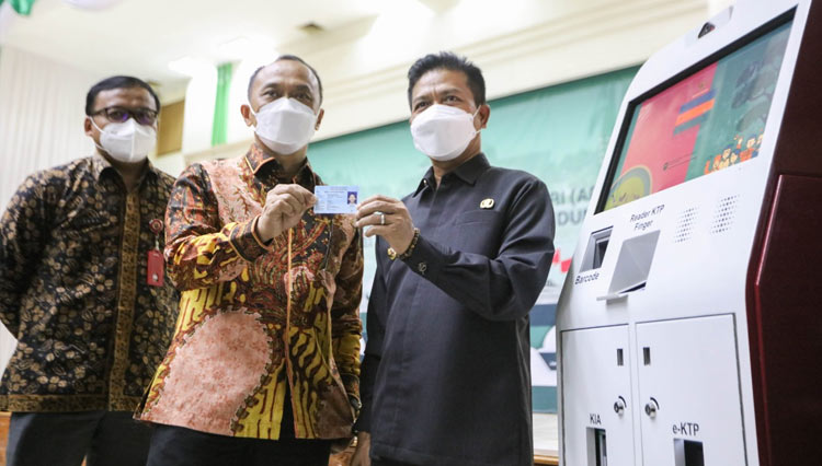 Bupati Bandung Dadang Supriatna, bersama Dirjen Dukcapil Kemendagri Zudan Arif Fakrullah saat serah terima hibah mesin ADM, di Gedung Moh. Toha, Soreang, Kamis (23/12/2021). (Foto: Humas Pemkab Bandung)