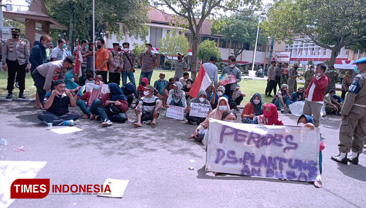 Massa-menuntut-seleksi-Perades-di-Desa-Plantungan-agar-dibatalkan.-2.jpg