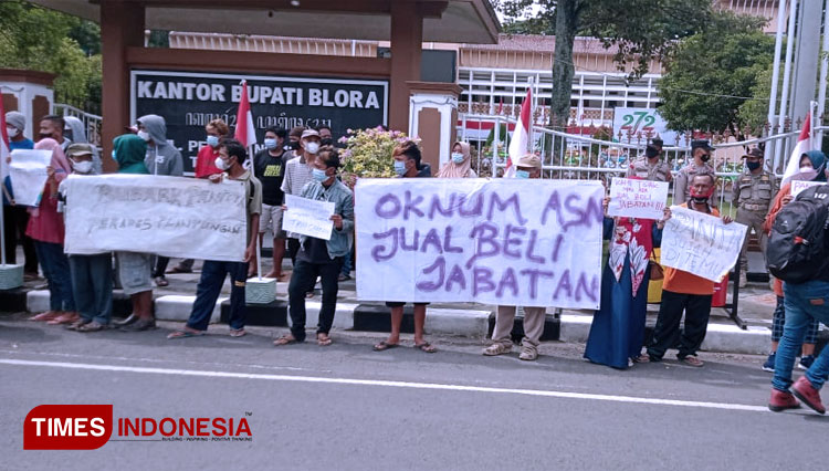 Massa menuntut seleksi Perades di Desa Plantungan agar dibatalkan. (Foto: Firmansyah/TIMES Indonesia)