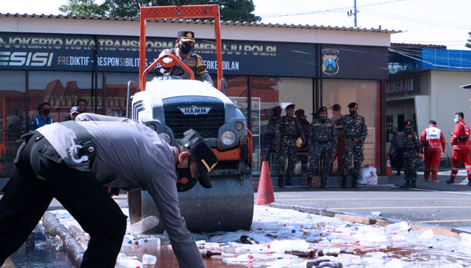 Polresta Mojokerto Musnahkan Ribuan Botol Arak dan Knalpot Brong