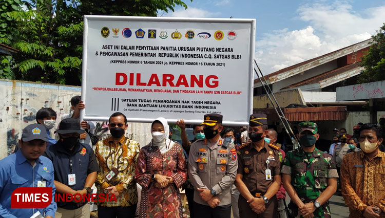 Satgas BLBI saat memasang papan penyitaan aset di depan pabrik PT Wastra Indah a