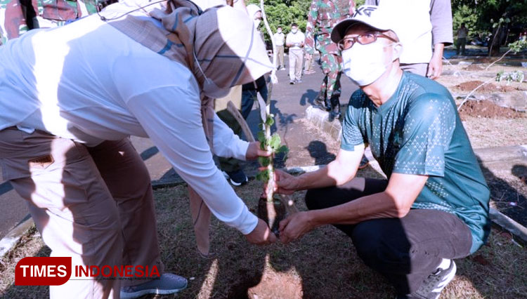 Sekda, H Agus Mulyadi bersama Kadis LH, Kadini beserta jajarannya lakukan penghijauan di kawasan Stadion Bima Kota Cirebon. (FOTO: Nurhidayat/TIMES Indonesia)