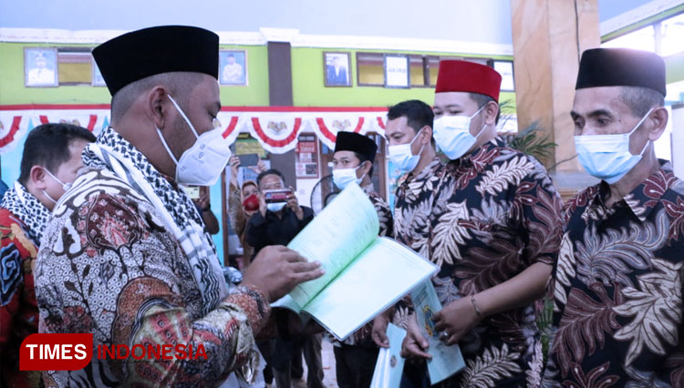 Bupati Gresik Fandi Akhmad Yani saat memberikan sertifikat tanah secara simbolis kepada warga Desa Kepatihan Menganti (FOTO: Bagian Prokopim Pemkab Gresik/TIMES Indonesia)
