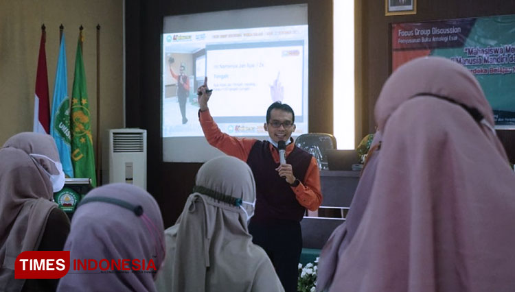 Tim Program Bantuan Pendanaan Program Penelitian kebijakan Merdeka Belajar Kampus Merdeka (MB-KM) dan Pengabdian Masyarakat Berbasis Hasil Penelitian dan Purwarupa PTS Ditjen DIKTIRISTEK tahun Anggaran 2021 menggelar FGD di Unisma Malang. (FOTO: AJP TIMES