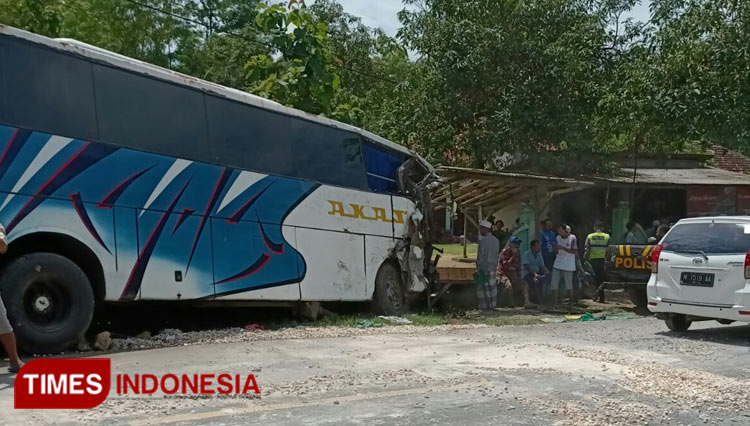Bus Adu Banteng dengan Truk di Bangkalan, Seorang Penumpang Meninggal Dunia