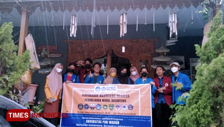 Mahasiswa-PMM-di-Unipma-Madiun-belajar-membatik-3.jpg