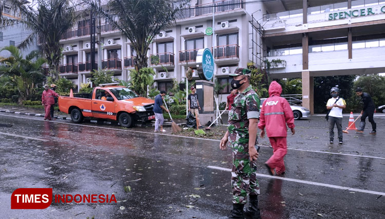 Petugas-menangani-pohon-tumbang-di-Jl-Raya-Punten-2.jpg