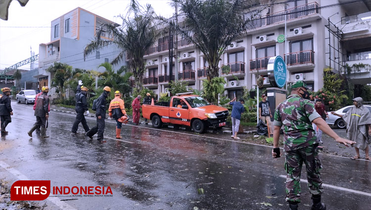 Petugas-menangani-pohon-tumbang-di-Jl-Raya-Punten-3.jpg