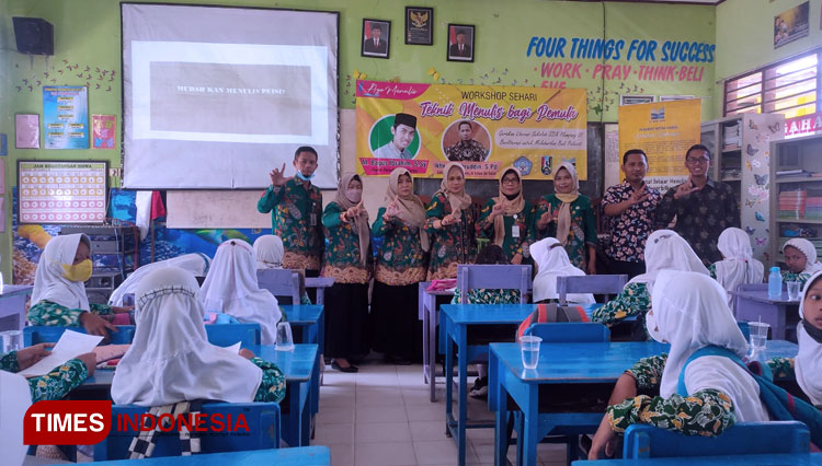 Sesi-foto-bersama-pihak-sekolah-dan-penerbit-mitra-karya-2.jpg