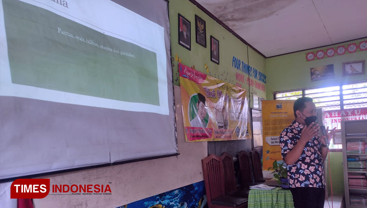 Sesi-foto-bersama-pihak-sekolah-dan-penerbit-mitra-karya-3.jpg