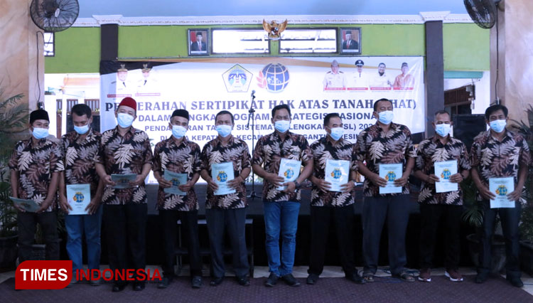Warga-saat-mendapatkan-sertifikat-tanah-dari-BPN-Gresik.jpg