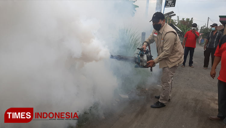 BHS Peduli beserta DPC Partai Gerindra Sidoarjo saat melakukan fogging di Kecamatan Kota Sidoarjo dan Kecamatan Candi.Foto : Rudi Mulya / TIMES Indonesia