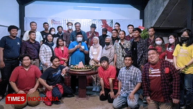 potong-tumpeng-Perayaan-Natal-dan-deklarai-komunitas-Roemah-Bhinneka-Moeda-3.jpg