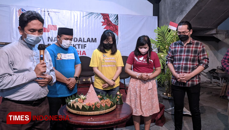 Acara potong tumpeng Perayaan Natal dan deklarai komunitas Roemah Bhinneka Moeda, Jumat (24/12/2021). (FOTO: Lely Yuana/TIMES Indonesia)