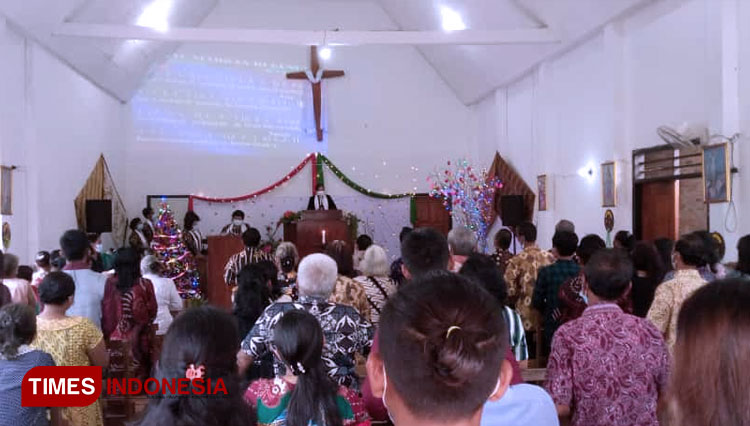 Umat Kristiani saat melaksankan Ibadah perayaan Natal di Geraja Pasundan Kecamatan Cipatujah Kabupaten Tasikamalaya Jawa Barat. (Foto: Anton/TIMES Indonesia)