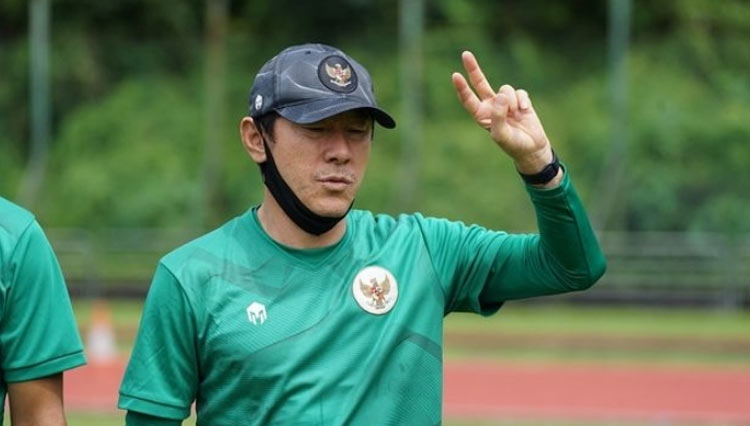 Pelatih tim nasional Indonesia, Shin Tae-yong saat menemani pemain berlatih di lapangan (foto: Dokumen/PSSI)
