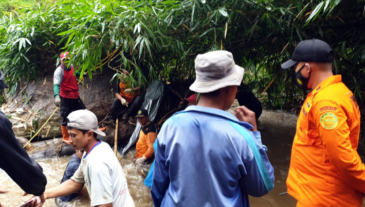 Tim SAR Gabungan menemukan korban hilang di Sungai Cikapundung, Sabtu(25/12/21). (Foto:SAR Bandung)