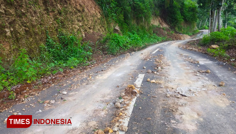 Jalan Tembus Kare Ngebel a