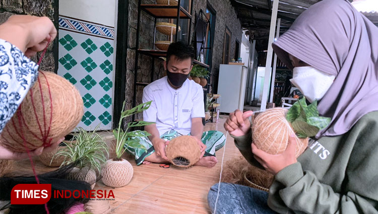 Asah Jiwa Entrepeneur, Mahasiswa Pendidikan Biologi Unipma Madiun Magang di Omah Santri