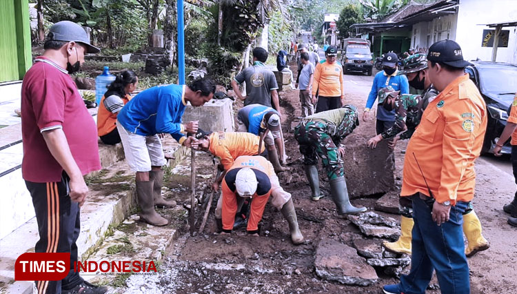 aksi-bersih-bersih-saluran-2.jpg